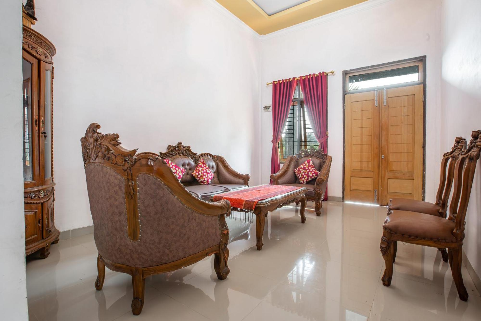 Oyo 92587 Homestay Romauli Kampung Radja Jambi Exterior foto