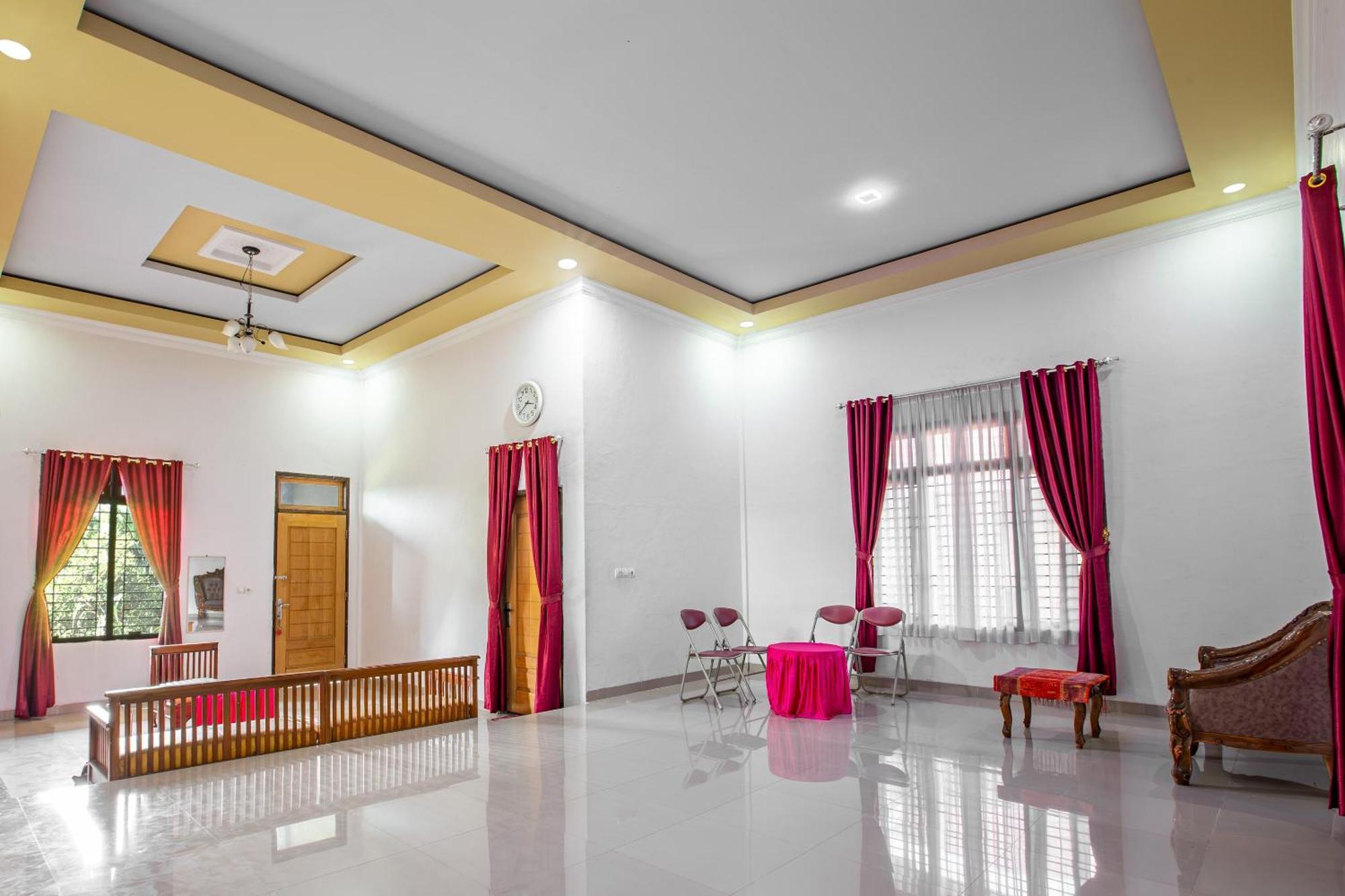 Oyo 92587 Homestay Romauli Kampung Radja Jambi Exterior foto